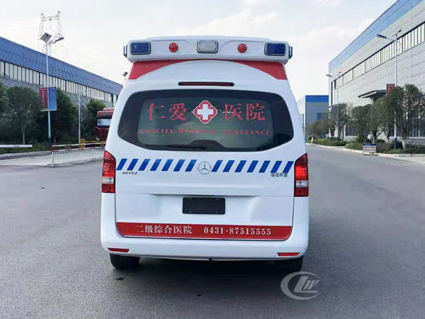 国六奔驰威霆监护型救护车